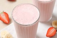 Creamy Strawberry Banana Smoothie with Almond Milk