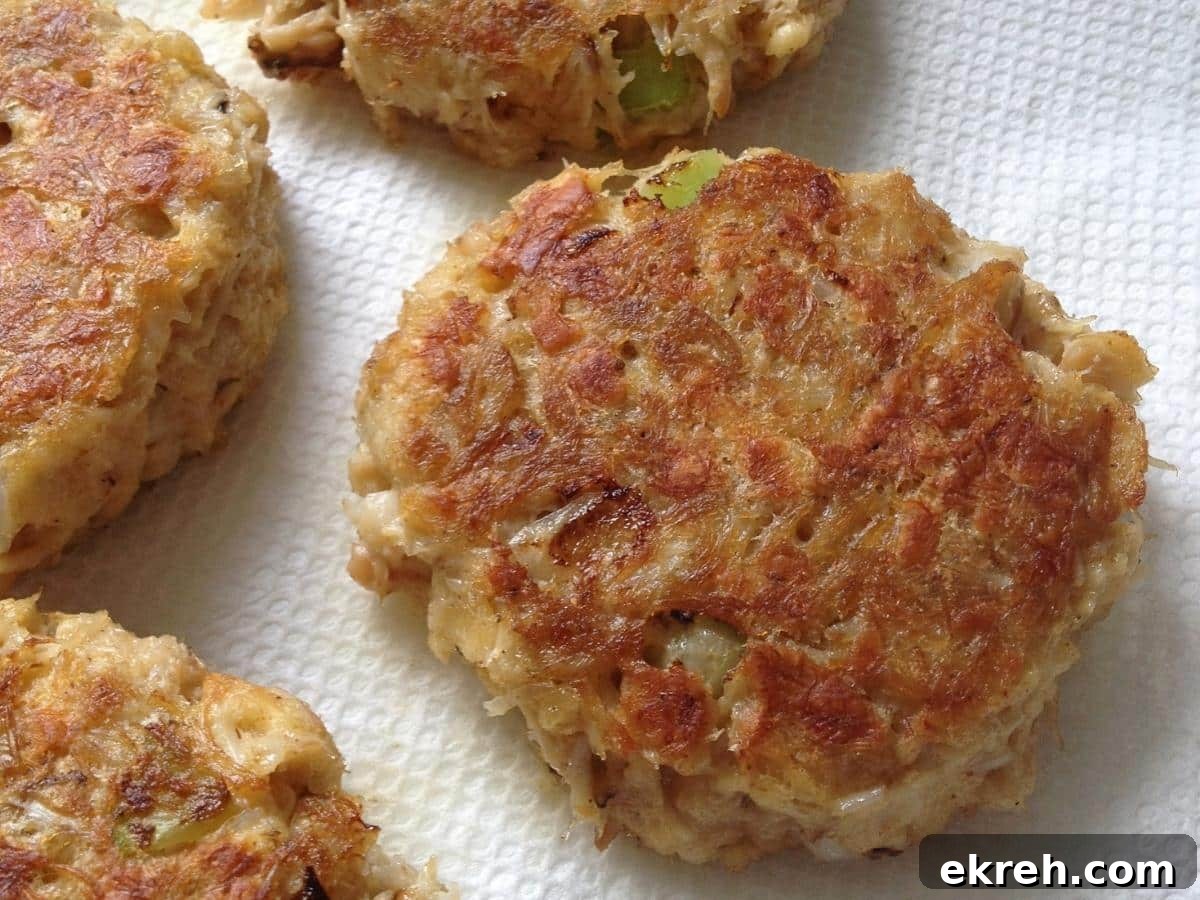 Cooked crab cakes on paper towels.