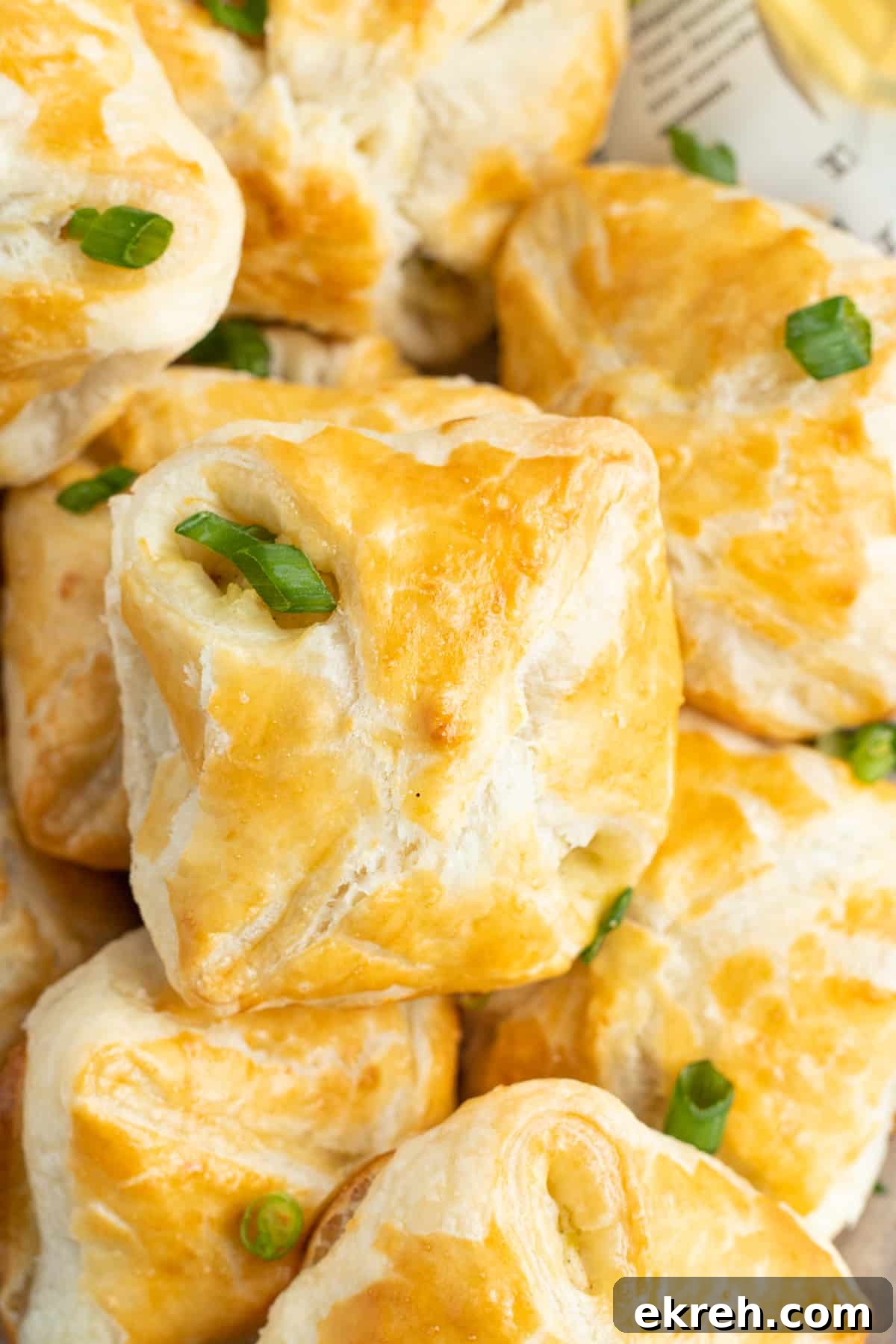 Close up picture or puff pastry bites.