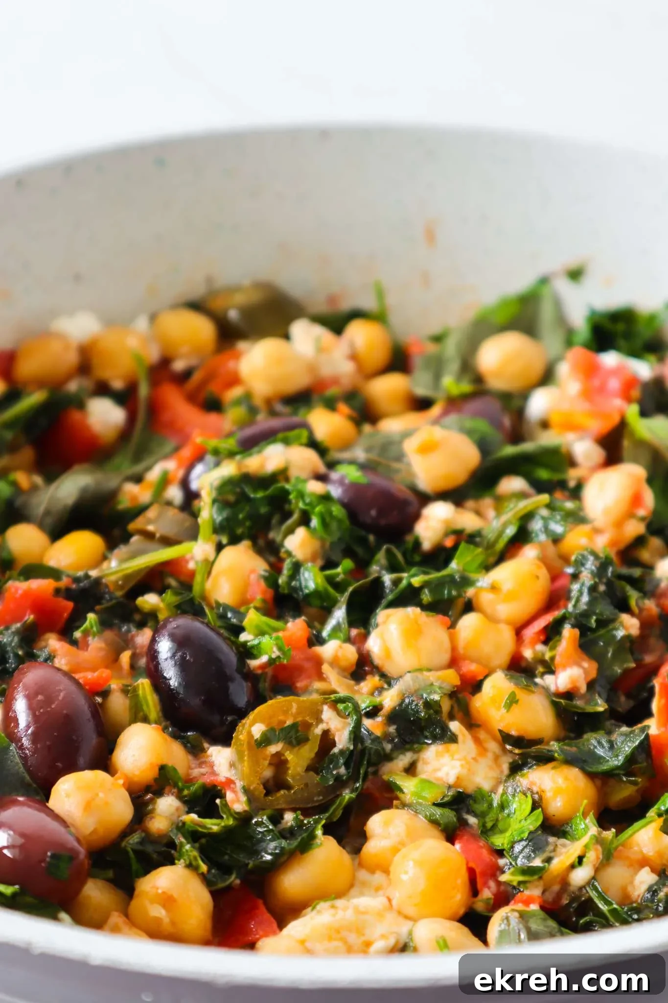 One-pan Mediterranean chickpea dinner with fresh vegetables and feta